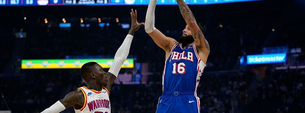 Dennis Schröder (links) durfte mit den Warriors mal wieder jubeln. - © Godofredo A. Vásquez/AP/dpa