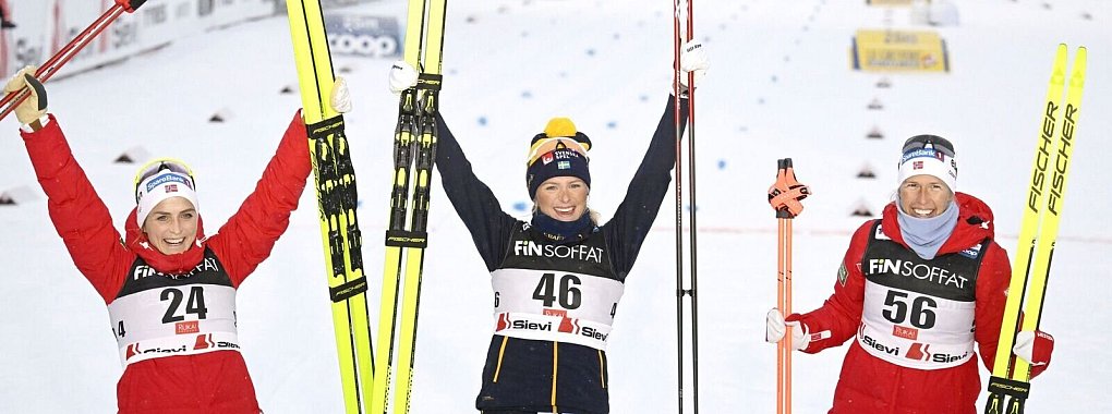 Frida Karlsson (M) triumphiert zum Auftakt in die neue Langlauf-Weltcup-Saison. - © Markku Ulander/Lehtikuva/AP/dpa