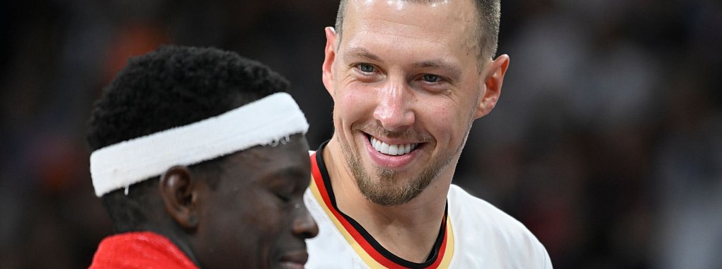 Daniel Theis (r.) und Dennis Schröder freuen sich über ein gelungenen Olympia-Test. - © Gregor Fischer/dpa