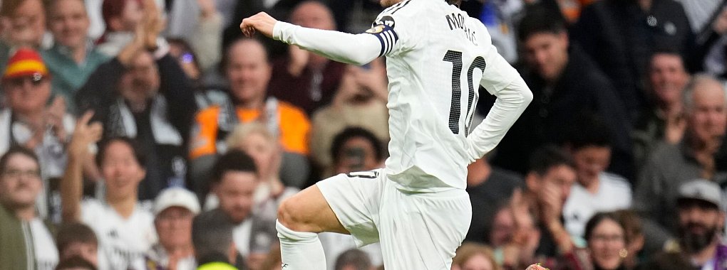 Luka Modric freut sich über sein Tor zum 1:0. - © Manu Fernandez/AP/dpa