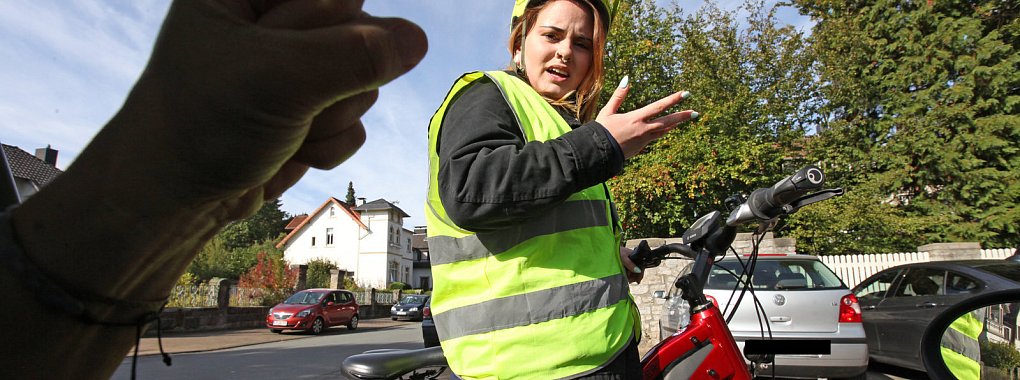 Wenn sich Radfahrer, Autofahrer und Fußgänger den knappen Verkehrsraum teilen müssen, ist Streit beinahe unausweichlich - Oder? - © Vera Gerstendorf-Welle