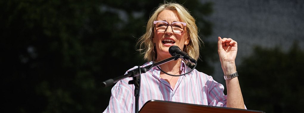 Die Kabarettistin Gruber hat Kritik an ihrem Buch erneut klar zurückgewiesen. - © Matthias Balk/dpa