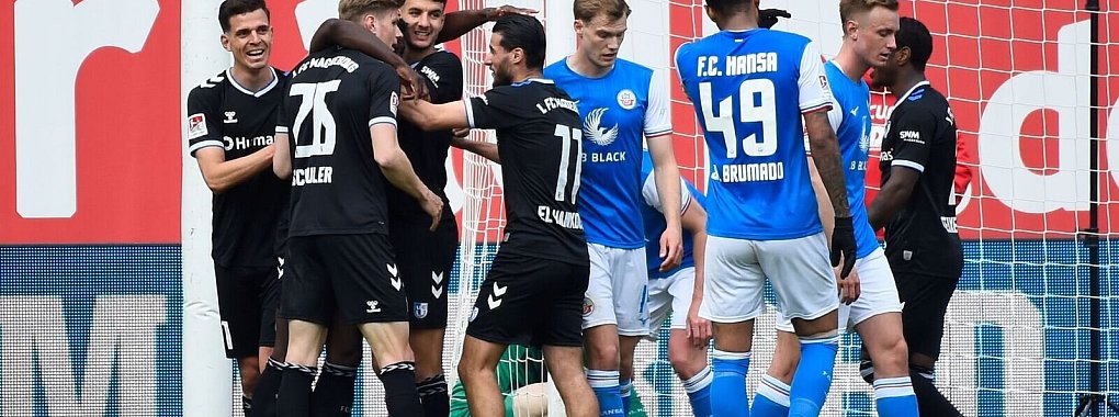 Die Magdeburger Spieler bejubeln ihr zweites Tor in Rostock. - &copy; Gregor Fischer/dpa