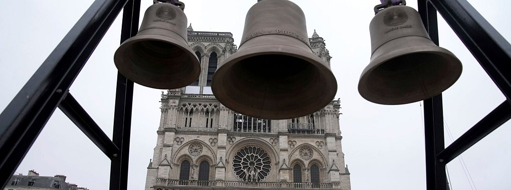 Als materielles Erbe der Olympischen Spiele wird die während der Wettkämpfe im Stadion stehende Glocke in Notre-Dame aufgehängt. - © Christophe Ena/AP/dpa