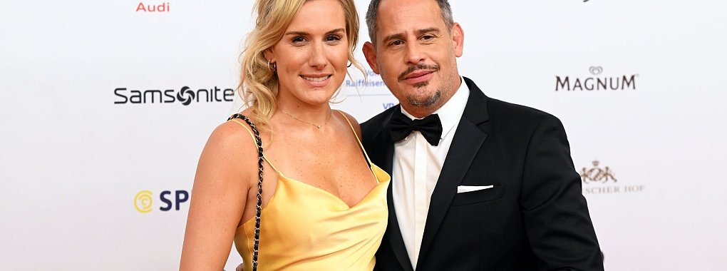 Der Schauspieler Moritz Bleibtreu und seine Frau Saskia de Tschaschell beim 48. Deutschen Filmball. - &copy; Felix H&ouml;rhager/dpa