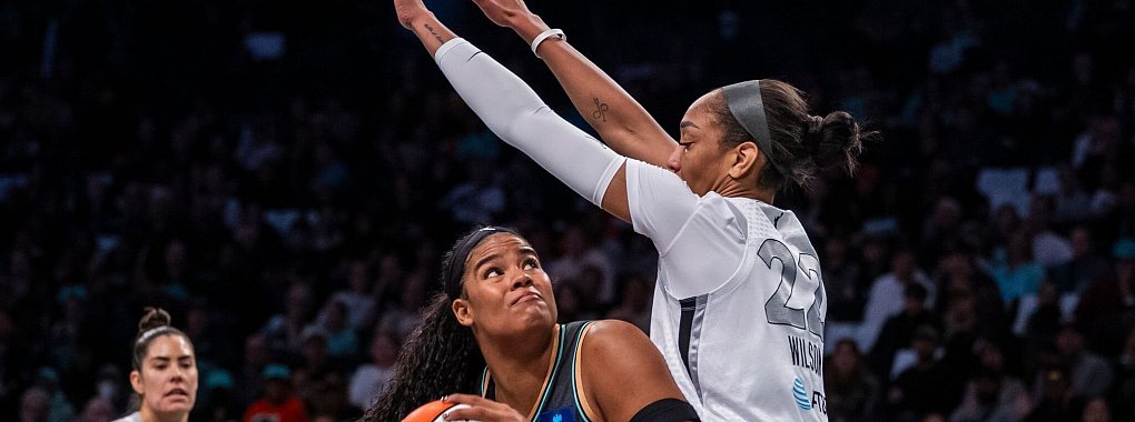 Nyara Sabally (M.) feierte mit New York den Sieg im ersten Halbfinale. - © Corey Sipkin/FR171667 AP/AP