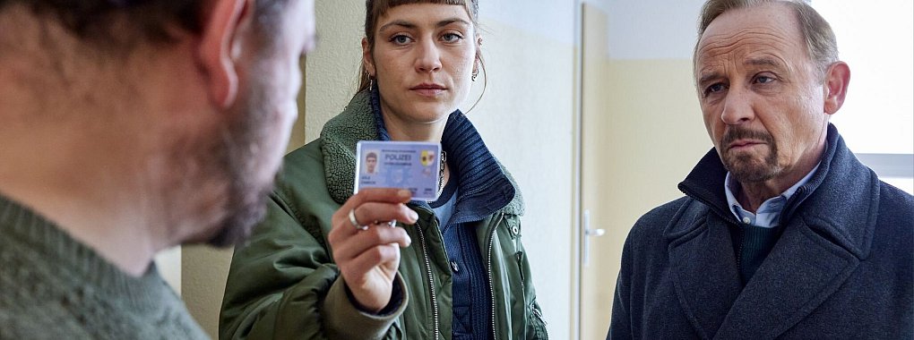 Ihre Ermittlungen führen die Kommissare Karl Hidde (Alexander Held, r) und Jule Zabek (Sophie Pfennigstorf) in die Welt des Spitzensports. - © Sandra Hoever/ZDF/dpa