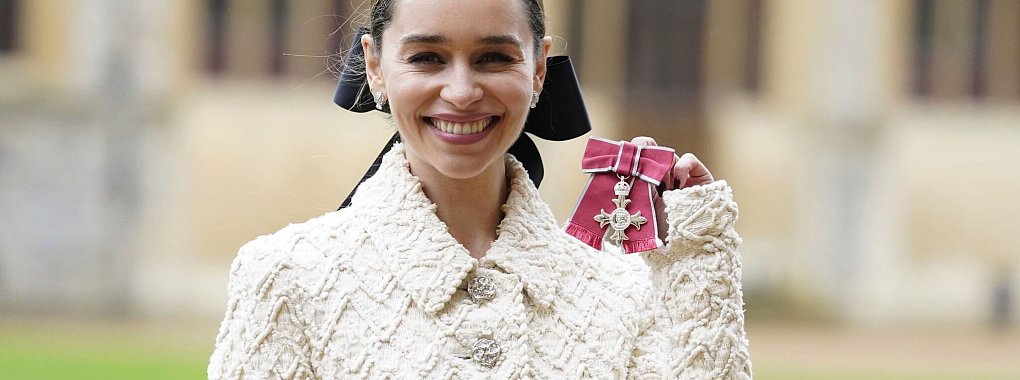 Emilia Clarke zeigt ihren Orden, nachdem sie und ihre Mutter von Prinz William auf Schloss Windsor zu Mitgliedern des Ordens des Britischen Empire ernannt wurden. - &copy; Andrew Matthews/Pool PA/dpa