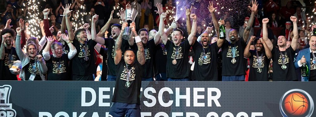 Nach dem überraschenden Pokalsieg hatten die Spieler des MBC allen Grund zu feiern. - © Sebastian Kahnert/dpa