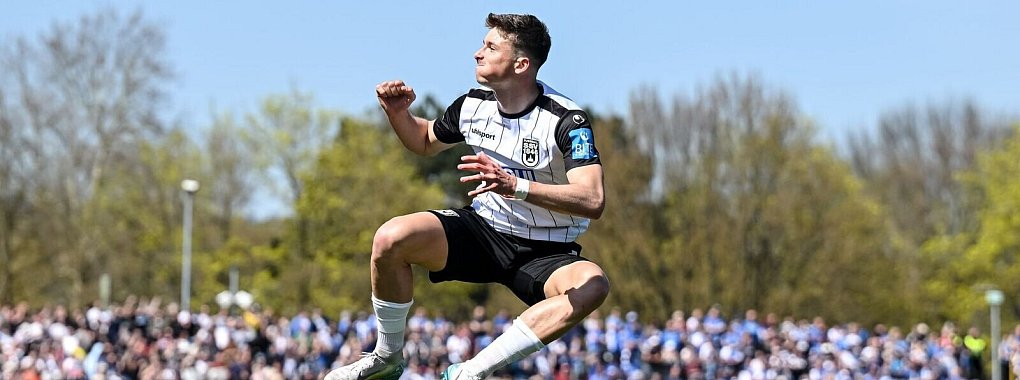 Ulms Semir Telalovic jubelt nach seinem Tor zum 1:0. - © Harry Langer/dpa