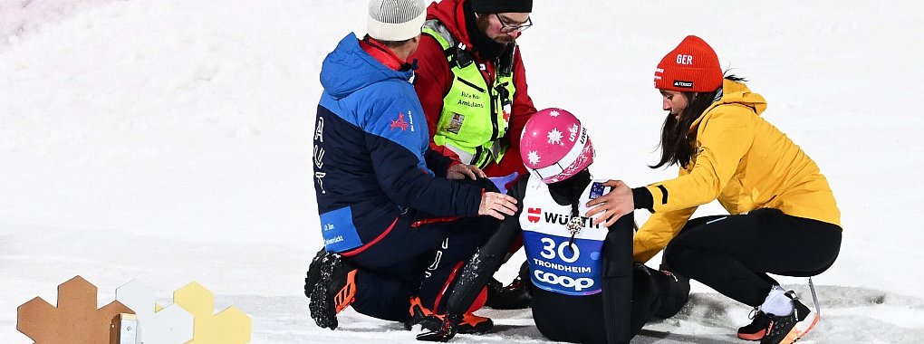Luisa Görlich musste nach ihrem Sprung behandelt werden. - © Hendrik Schmidt/dpa
