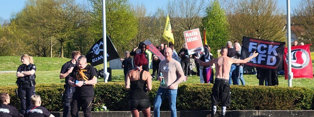 Zwischen Konzertbesuchern und Protestlern kommt es immer wieder zum verbalen Schlagabtausch. - © Vasco Stemmer