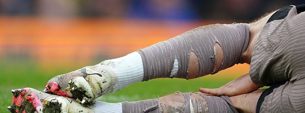Der Chinese Guo Jiaxuan hat sich bei einem Trainingsspiel in Spanien schwer verletzt und ist laut den Ärzten hirntot. Seine Familie fordert Aufklärung. (Symbolbild) - © Peter Byrne/PA Wire/dpa