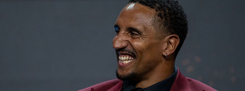 Jakob Johnson erlebt eine wilde NFL-Saison - sein Lachen verliert er deswegen aber nicht. - © Maximilian Haupt/dpa