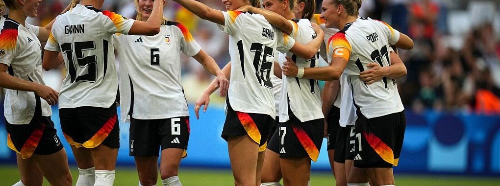 Nach Hegering Kopfball: Torjubel im DFB-Team. - &copy; Daniel Cole/AP/dpa