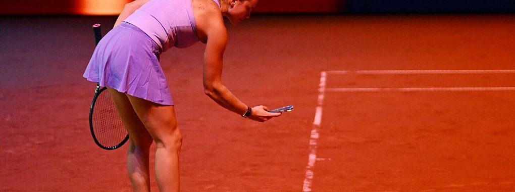 Aryna Sabalenka h&auml;lt einen umstrittenen Ballabdruck fest. - &copy; Marijan Murat/dpa