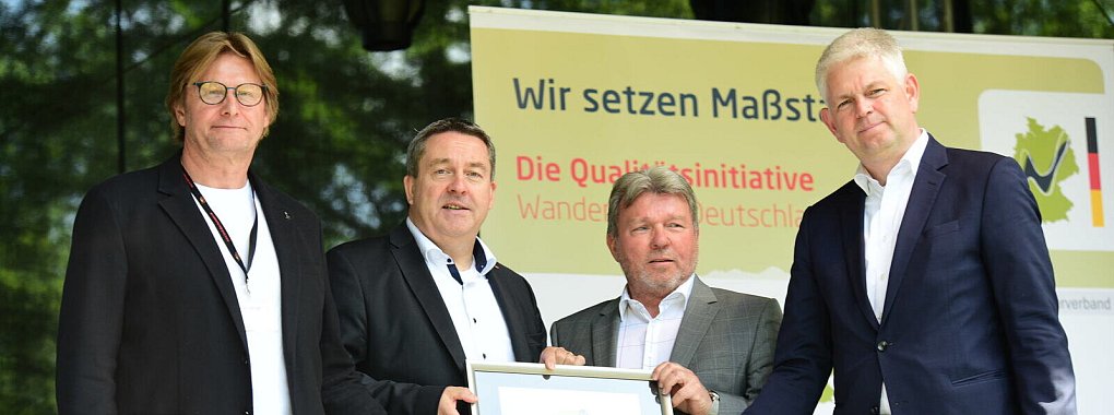 Bei der &Uuml;bergabe des Zertifikates: (von links) G&uuml;nter Weigel (Gesch&auml;ftsf&uuml;hrer Lippe Tourismus & Marketing), Dr. Axel Lehmann, Aloys Steppuhn (Vizepr&auml;sidenten der Europ&auml;ischen Wandervereinigung) und Staatssekret&auml;r Christoph Dammermann. - &copy; Nicole Ellerbrake