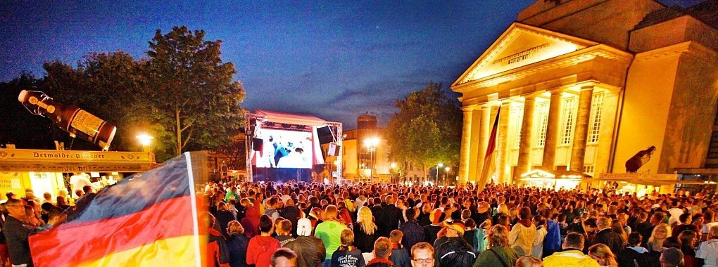 Ein solches Rudelgucken wie zur WM 2014 vor dem Landestheater in Detmold ist in diesem Jahr nicht möglich. Gastronomien können die Spiele aber übertragen - unter Auflagen. - © Archivfoto: Vera Gerstendorf-Welle