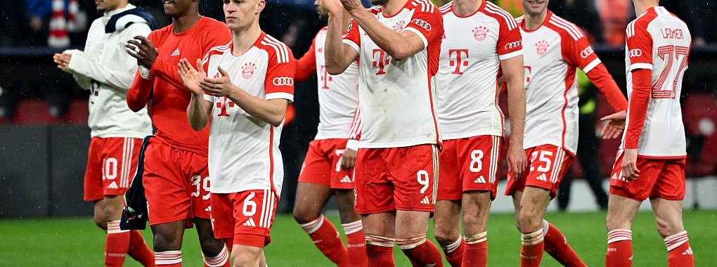 Die Spieler des FC Bayern München feiern den Einzug ins Viertelfinale der Champions League. - © Sven Hoppe/dpa