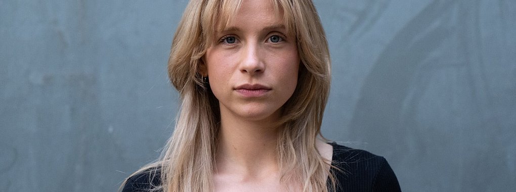 «Enttäuscht hat es mich sehr, überraschend war es nach den ganzen Prognosen dann leider doch nicht mehr», sagt Schauspielerin Lena Klenke zum Erfolg der AfD unter jungen Wählern bei der EU-Wahl. - © Sven Hoppe/dpa