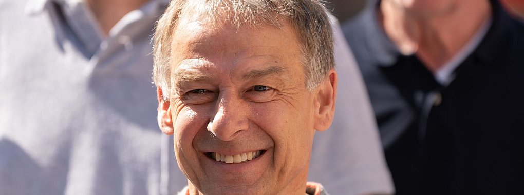 Jürgen Klinsmann findet die bevorstehende Trennung des FC Bayern von Thomas Müller nicht in allen Aspekten gelungen. - © Silas Stein/dpa