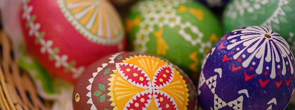 Nach sorbischer Tradition werden Ostereier-Muster mit einem Gemisch aus Bienen- und Kerzenwachs aufgetragen und anschlie&szlig;end gef&auml;rbt. Mit wiederholtem Auftragen von Wachs und erneutem F&auml;rben entstehen vielfarbige Muster. - &copy; Klaus-Dietmar Gabbert/dpa-tmn/dpa