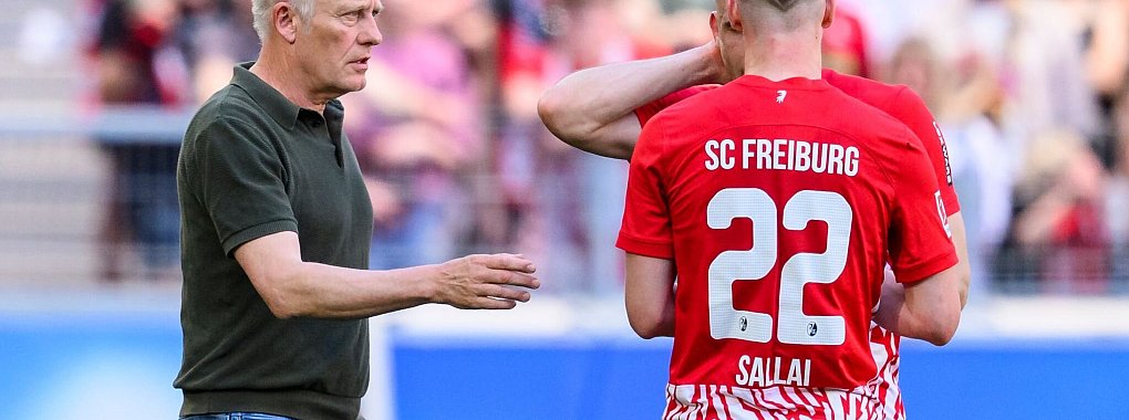 Christian Streich (l) bestritt gegen Heidenheim sein letztes Heimspiel als Trainer vom SC Freiburg. - &copy; Tom Weller/dpa