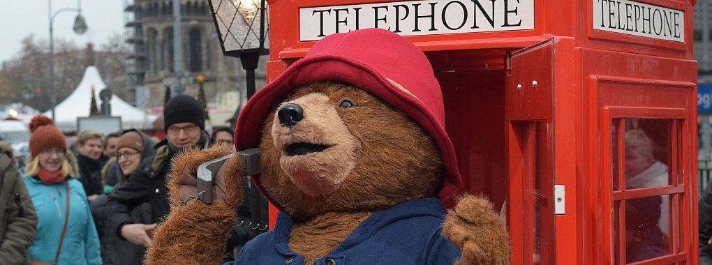 Ein Darsteller im Kostüm des Paddington-Bären (Archivbild). - © Rainer Jensen/dpa