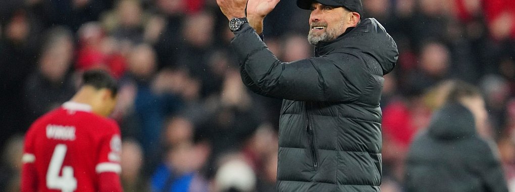 Liverpools Trainer J&uuml;rgen Klopp applaudiert nach einem Spiel den Liverpool-Fans. - &copy; Jon Super/AP/dpa