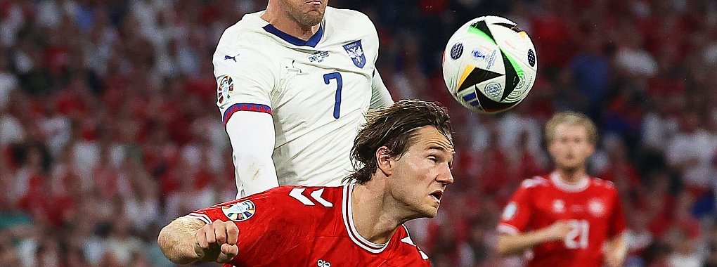 Das 0:0 reichte für Dänemark um Joachim Andersen (v) zu Platz zwei. Dusan Vlahovic (o) schied mit Serbien aus. - © Daniel Löb/dpa