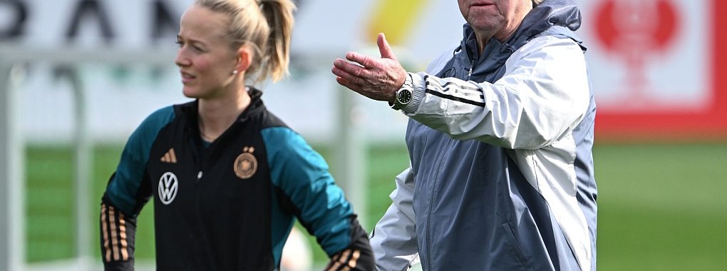 Eisatz offen: Horst Hrubsch und seine Mittelstürmerin Lea Schüller - © Arne Dedert/dpa