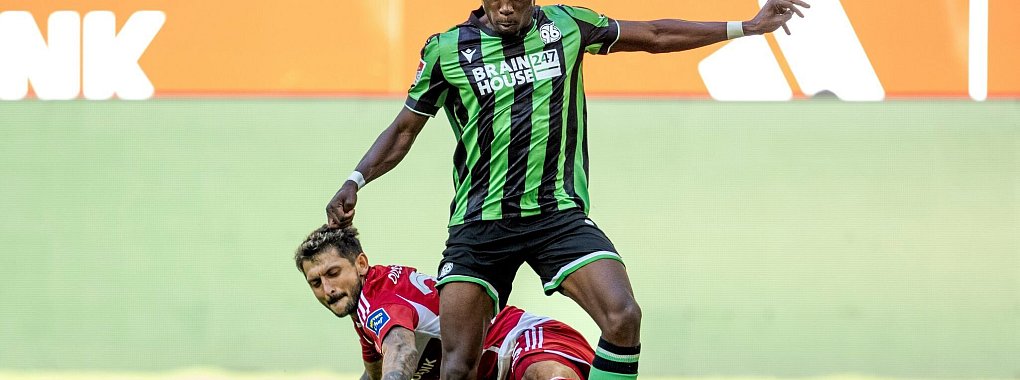 Von Hannover über Istanbul nach Bremen: Abwehrspieler Derrick Köhn. - © David Inderlied/dpa