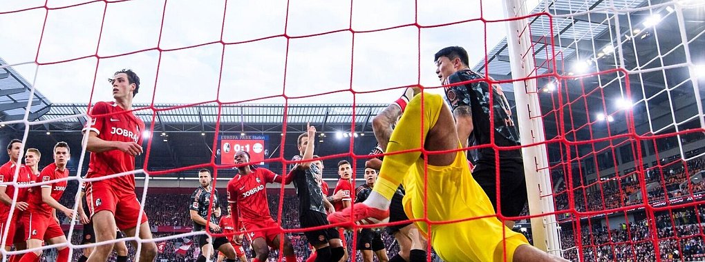 Ball und Torwart im Netz: Das 2:0 der Bayern sorgt auf Freiburger Seite für Ärger. - © Tom Weller/dpa