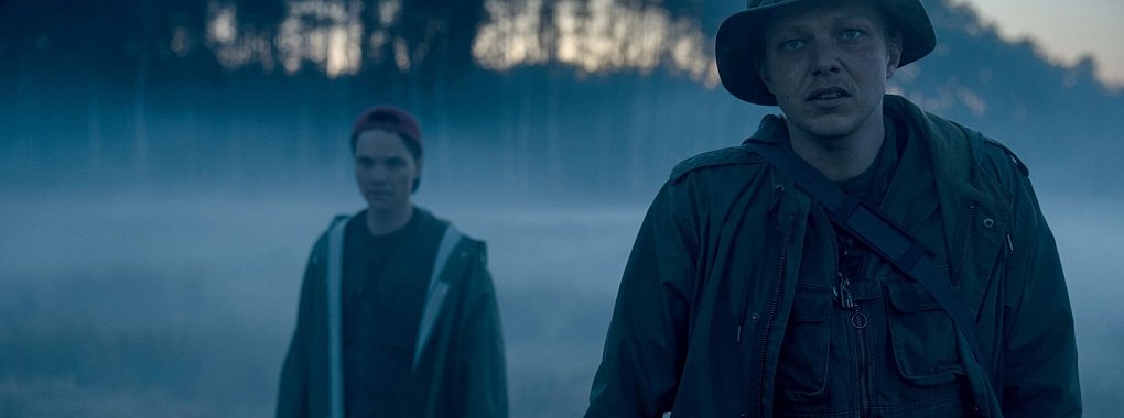 Haskel (Leonard Kunz, r) und Sebastian (Sebastian Urzendowsky) machen im Oderbruch einen ersch&uuml;tternden Fund. - &copy; Stefan Erhard/CBS Studios/Syrreal Dogs GmbH/ARD Degeto/dpa