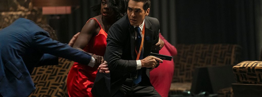Die Schauspieler Douglas Hodge, Viola Davis und Ramo?n Rodri?guez (von links nach rechts) in einer Filmszene des Action-Thrillers «G20», der nun bei Prime Video zu sehen ist. - © Ilze Kitshoff/Prime Video/dpa
