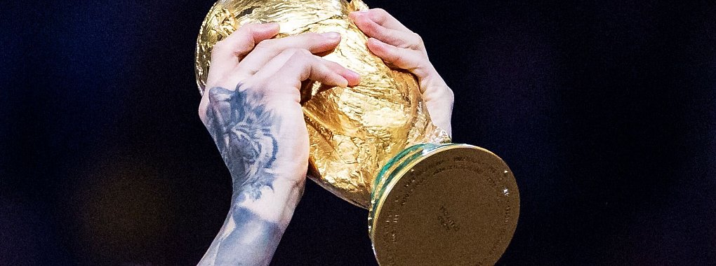 Der WM-Pokal wird 2034 in Saudi-Arabien vergeben. - © Tom Weller/dpa