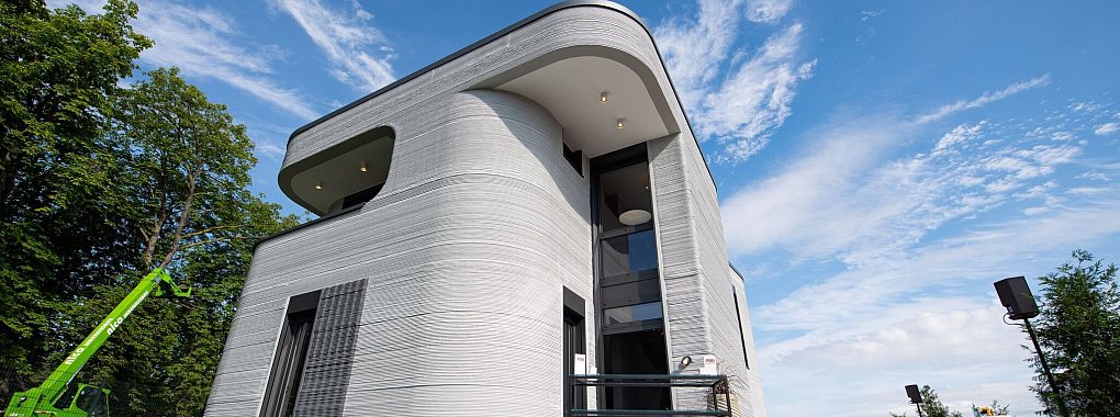 An der Außenfassade dieses 3D Druckhauses in Beckum sieht man die mittels eines 3D-Betondrucker aufgetragenen Betonschichten. - © Guido Kirchner/dpa/dpa-tmn
