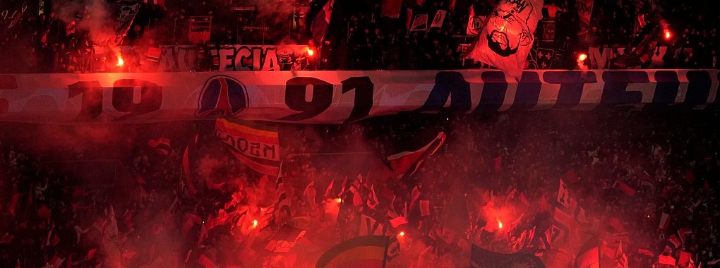 Fans von PSG vor einem Spiel. Die Ultras haben einen Brief vor dem Champions-League-Spiel gegen den FC Barcelona ver&ouml;ffentlicht. - &copy; Francois Mori/AP/dpa