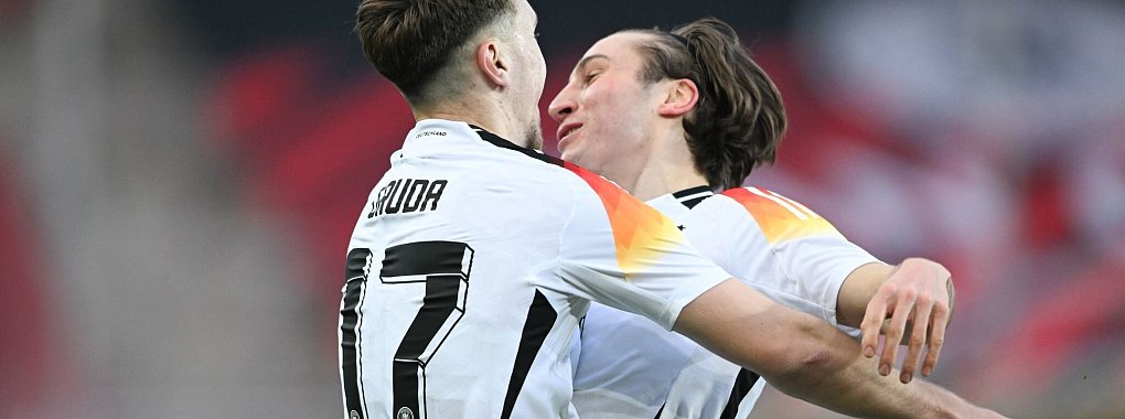 Weniger als ein Jahr nach dem Debüt ist Rocco Reitz (r) im Team gesetzt. - © Hendrik Schmidt/dpa