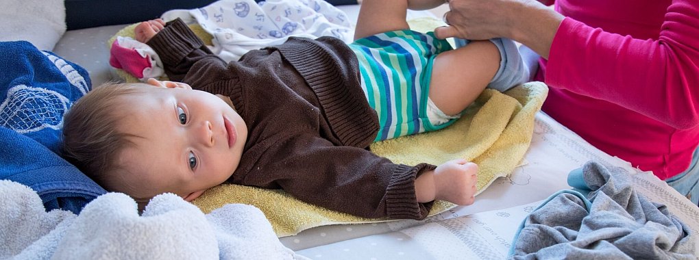 Steht der Wickeltisch in einer Raumecke, sichert die Wand das Kind zus&auml;tzlich vor einem Sturz. - &copy; Christin Klose/dpa-tmn