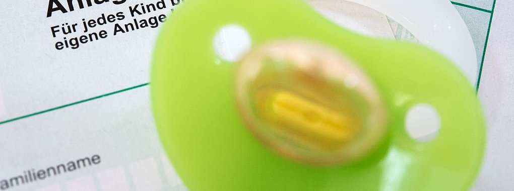 Lohnt sich f&uuml;r Eltern eher das Kindergeld oder der Kinderfreibetrag? Das Finanzamt pr&uuml;ft das im Rahmen der Steuererkl&auml;rung automatisch. - &copy; Andrea Warnecke/dpa-tmn/dpa