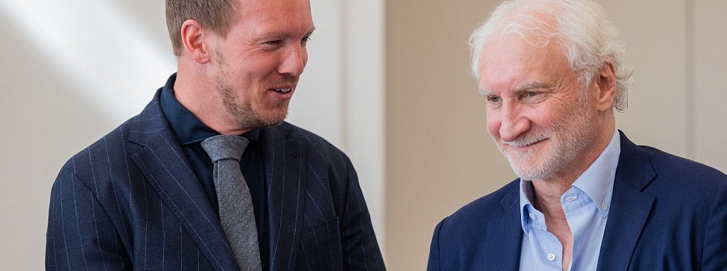 Bundestrainer Julian Nagelsmann (l) l&auml;sst seine Zukunft bei der Nationalmannschaft weiter offen. - &copy; Rolf Vennenbernd/dpa