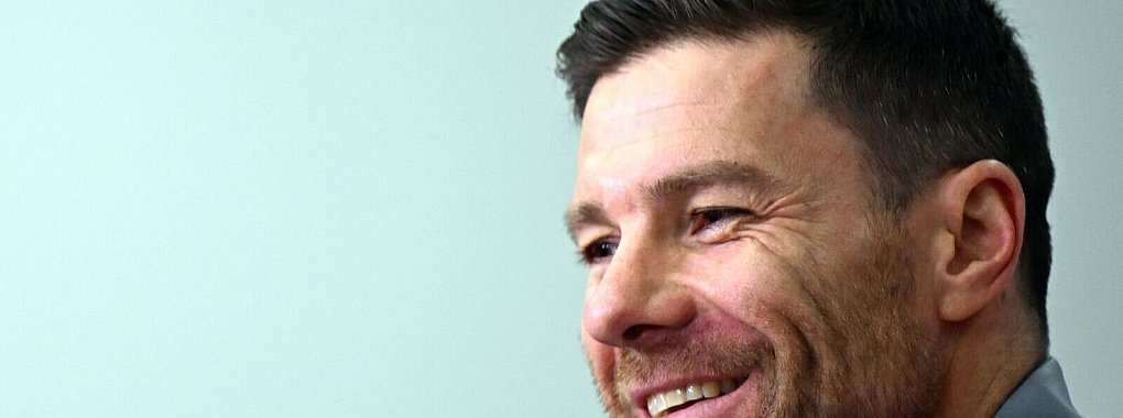 Leverkusens Trainer Xabi Alonso kann mit seinem Team das Triple holen. - © Federico Gambarini/dpa