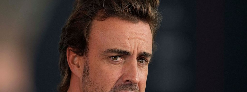 Hat bei Aston Martin nur noch einen Vertrag für diese Saison: Fernando Alonso. - © Luca Bruno/AP/dpa