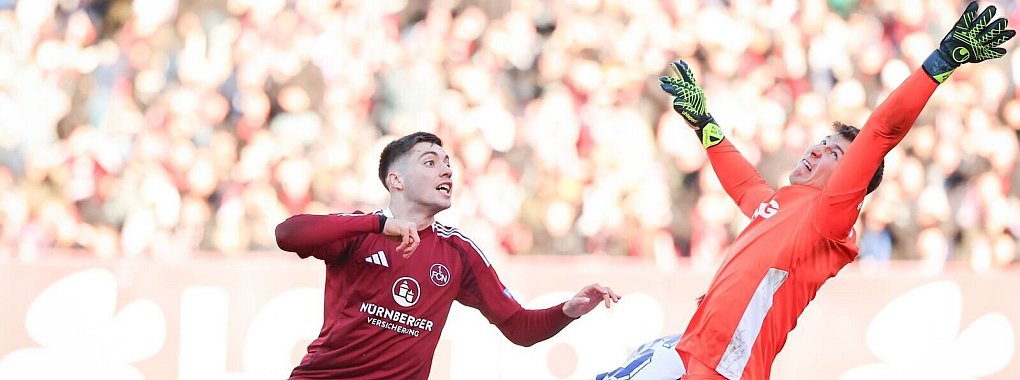 Nürnbergs Stefanos Tzimas köpft den Ball ins KSC-Tor. - © Daniel Karmann/dpa