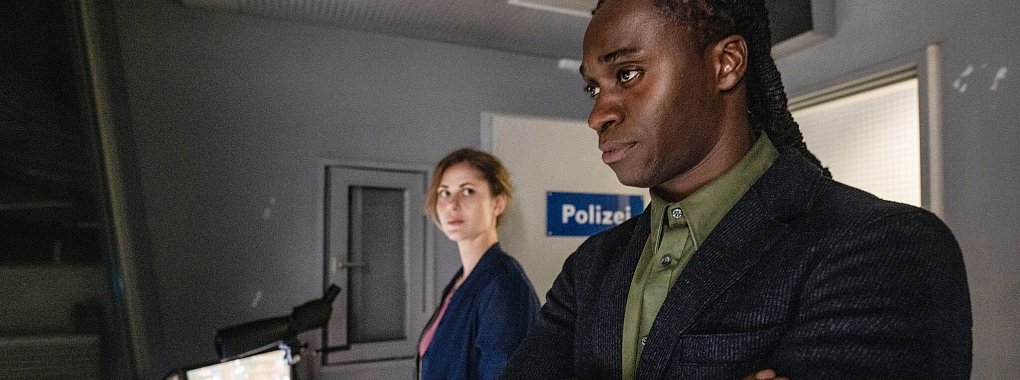 Svenja Rasmussen (Katharina Schlothauer) und Antoine &laquo;Tony&raquo; Haller (Eugene Boateng) ermitteln in der Handballszene. - &copy; Michael Ihle/NDR/dpa