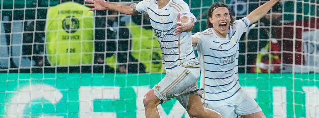 Kai Br&uuml;nker (l) von Saarbr&uuml;cken jubelt nach einem Treffer. - &copy; Uwe Anspach/dpa