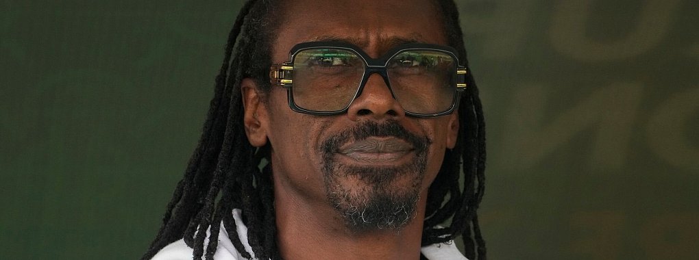 Aliou Cissé wurde nach dem Sieg Senegals gegen Kamerun ins Krankenhaus gebracht. Der Coach ist nun aber wieder beim Team. - © Sunday Alamba/AP/dpa