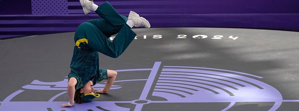 Während ihres Aiftritts bei den Olympischen Spielen wälzte sich Gunn auf dem Boden oder hüpfte wie ein Känguru. - © Abbie Parr/AP/dpa