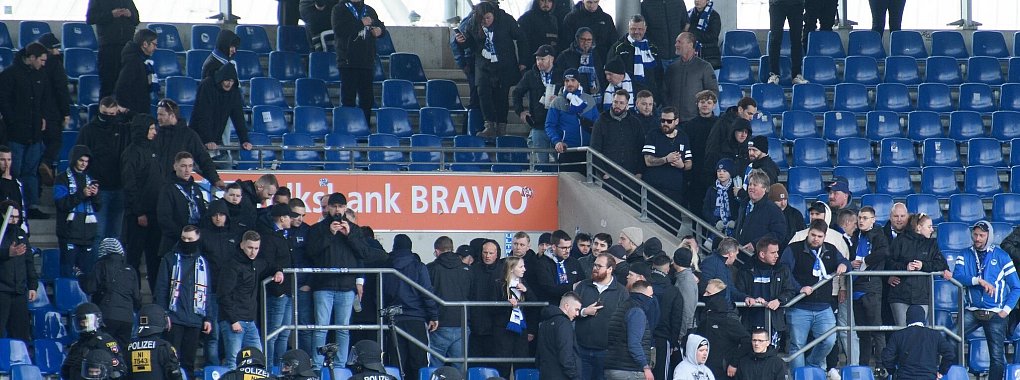 Einsatzkr&auml;fte der Polizei sind nach dem Schlusspfiff auf der Trib&uuml;ne im Fanblock von Hertha BSC im Einsatz. - &copy; Swen Pf&ouml;rtner/dpa